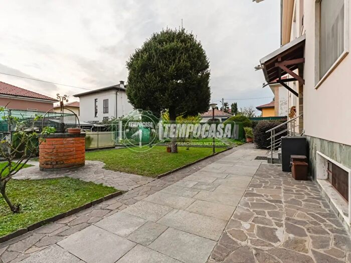 Appartamento trilocale in vendita in Via Belvedere, Bernareggio