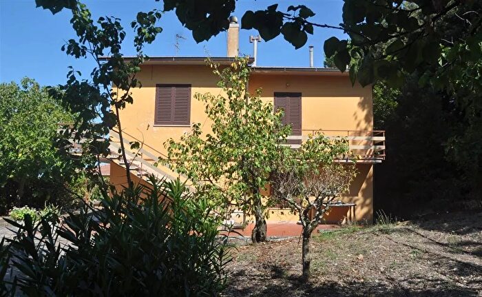 Casa con 8 locali in vendita in Castellina Marittima