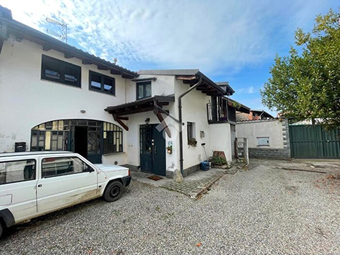 Casa bilocale in vendita in Via Vittorio Veneto, Vaprio DAgogna