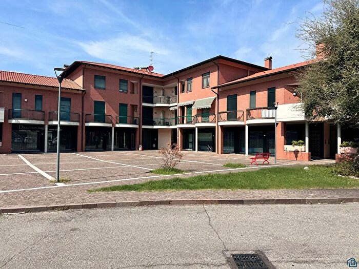 Appartamento quadrilocale in vendita in Piazza Primo Candiani, Robecchetto Con Induno