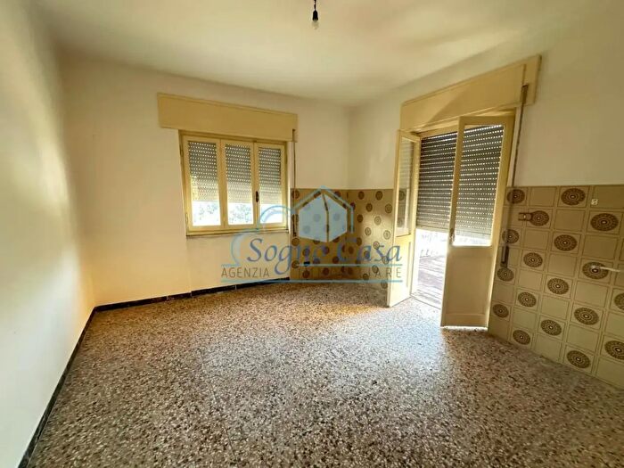 Casa con 6 locali in vendita in Luni