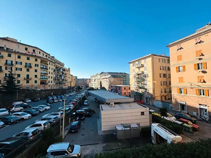 Appartamento quadrilocale in vendita in Via Borzoli, Genova