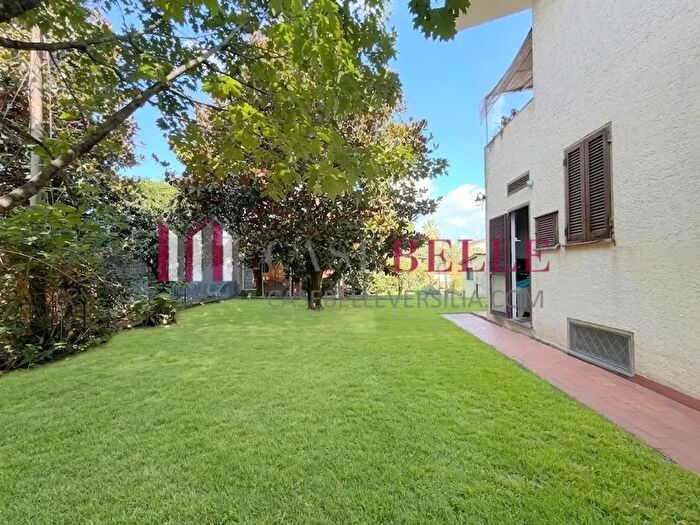 Casa con 9 locali in vendita in Camaiore