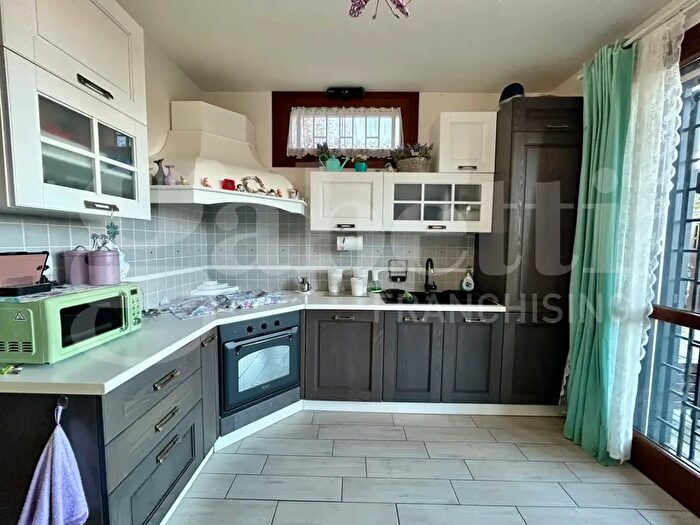 Casa con 8 locali in vendita in Via Roma, Loiano