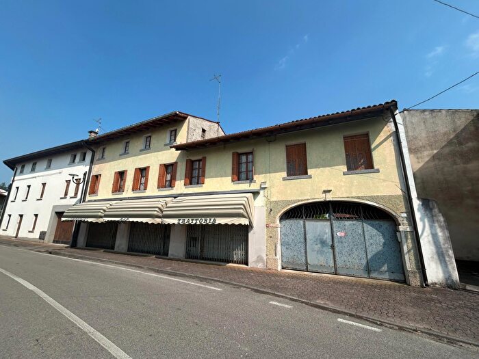 Casa con 6 locali in vendita in Via degli Emigranti, Varmo