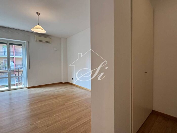 Appartamento trilocale in affitto in Via Francesco Caracciolo, Cenisio, Milano