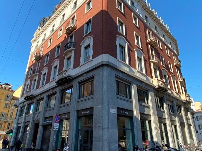 Appartamento trilocale in affitto in Via San Giovanni sul Muro, Cadorna Castello, Milano