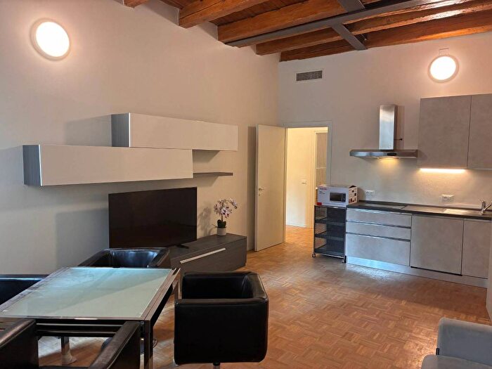 Appartamento quadrilocale in affitto in Vicolo Chiodo, Centro Storico, Verona