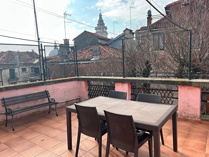 Casa con 8 locali in vendita in Venezia