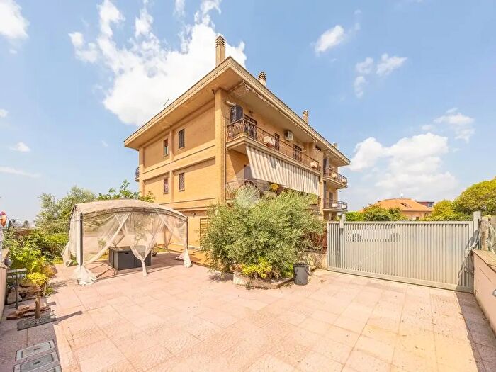 Appartamento trilocale in vendita in Via Colle Fiorito, Castel Gandolfo