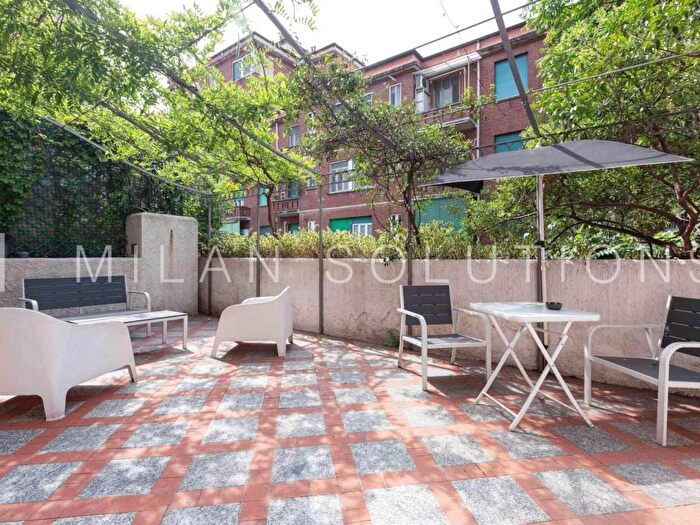 Appartamento trilocale in affitto in Alzaia Naviglio Pavese, Navigli Darsena, Milano