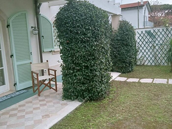 Casa con 6 locali in affitto in Viale Antonio Gramsci, Vittoria Apuana, Forte dei Marmi