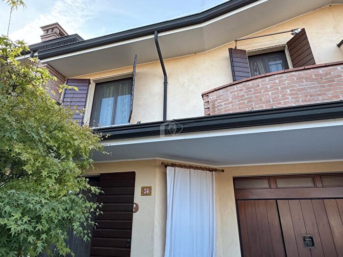 Casa con 5 locali in vendita in Suzzara