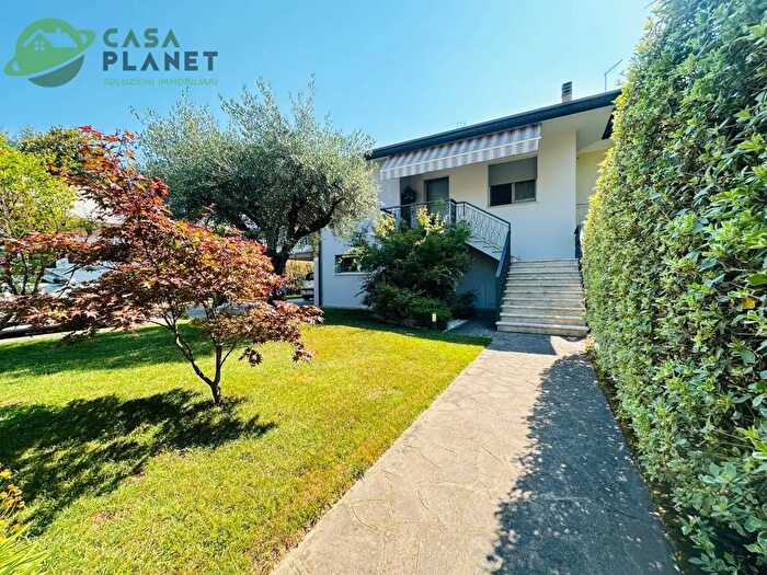 Casa con 8 locali in vendita in Mogliano Veneto