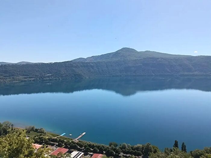Appartamento trilocale in vendita in Castel Gandolfo