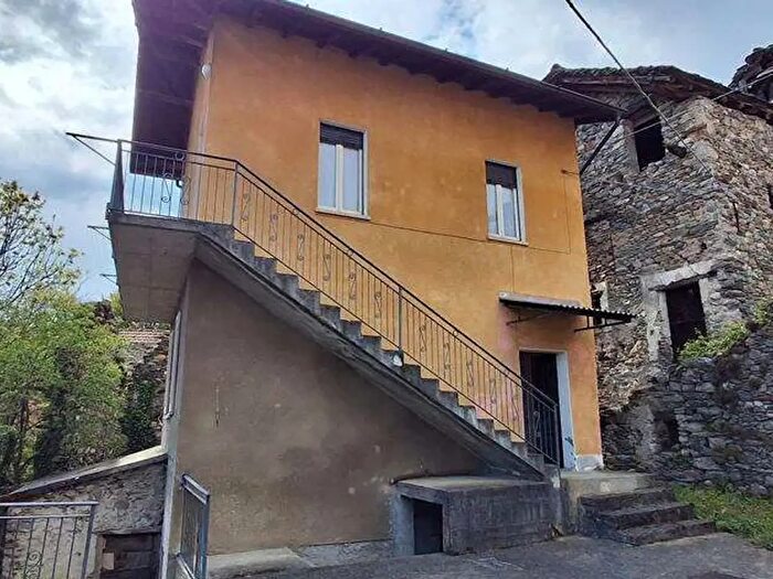 Casa con 5 locali in vendita in Livo