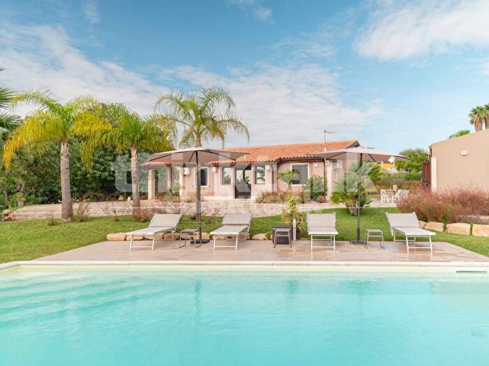 Casa quadrilocale in affitto in Contrada Castelluccio, Noto