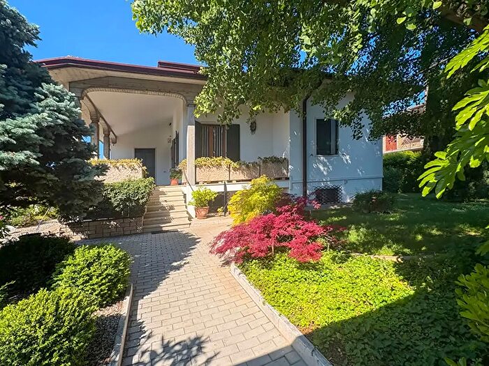 Casa con 5 locali in vendita in Via Vigasio, Vigasio