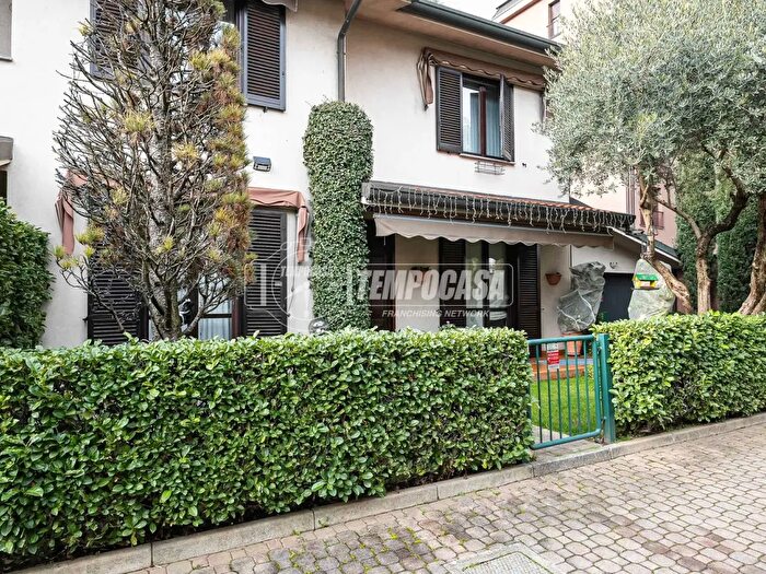 Casa quadrilocale in vendita in Mariano Comense