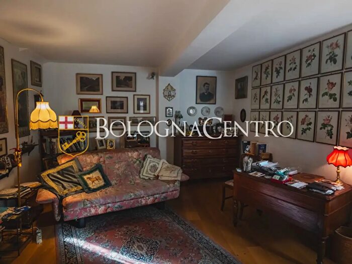 Appartamento trilocale in vendita in Via Castiglione, Bologna