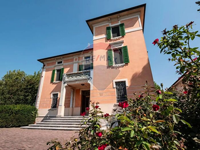 Casa con 9 locali in vendita in Via Gramsci, San Benedetto Po