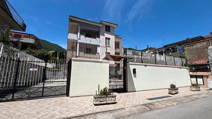 Appartamento quadrilocale in vendita in Via d Cirillo, Baronissi