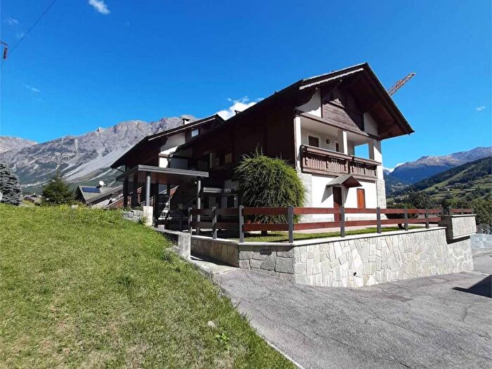 Appartamento trilocale in affitto in Via Osteglio, Valdisotto