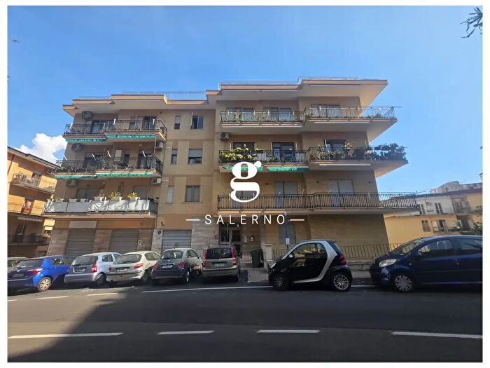 Appartamento con 5 locali in vendita in Via Camillo Sorgente, Salerno