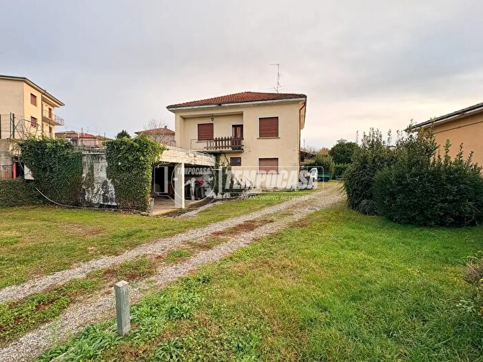 Casa quadrilocale in vendita in Casnate Con Bernate