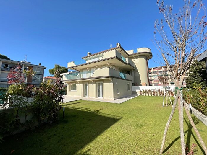 Appartamento con 6 locali in vendita in Viareggio