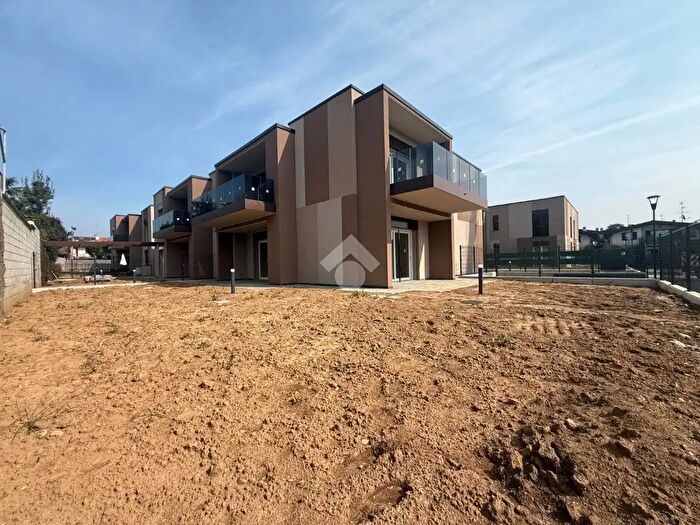 Appartamento quadrilocale in vendita in Via ai Caduti di Nassirya, Rovellasca