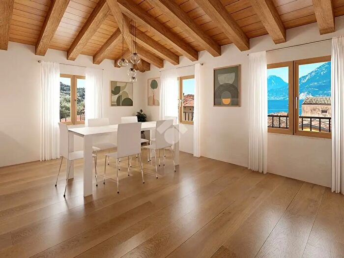 Appartamento trilocale in vendita in Via Padre Leopoldo, Brenzone sul Garda
