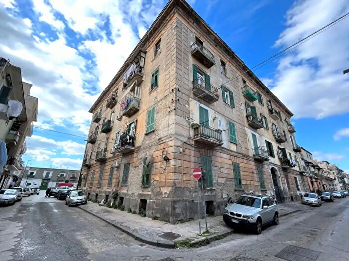 Appartamento trilocale in vendita in Via Paolo Giovio, Napoli