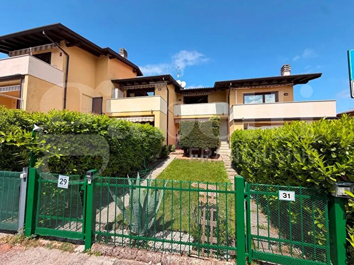 Appartamento bilocale in vendita in Via Guash, Puegnago Sul Garda