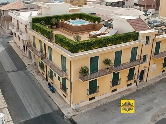 Appartamento trilocale in vendita in Piazza Denaro, Avola