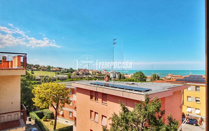 Appartamento con 5 locali in vendita in Via Foglia, Ancona