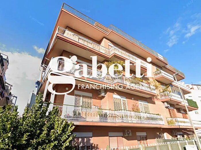 Appartamento con 5 locali in vendita in Via degli Olivi, Roma