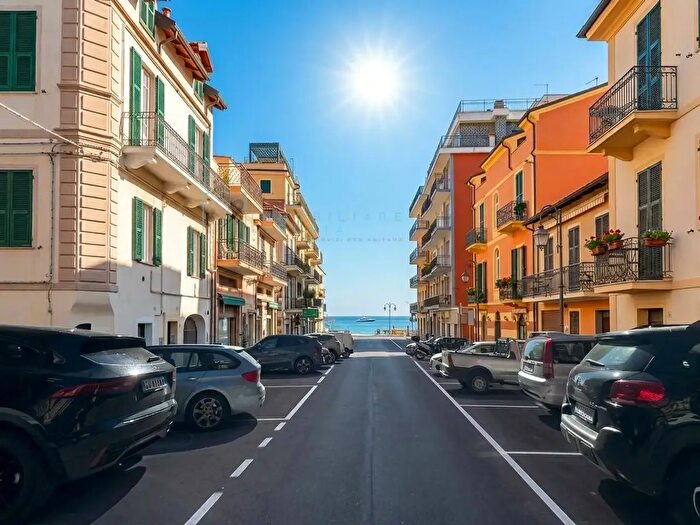 Appartamento bilocale in vendita in Piazza Andrea Doria, Alassio