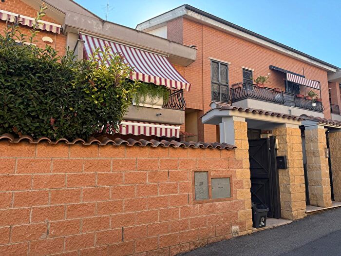 Casa trilocale in vendita in Via Federico Confalonieri, Marino