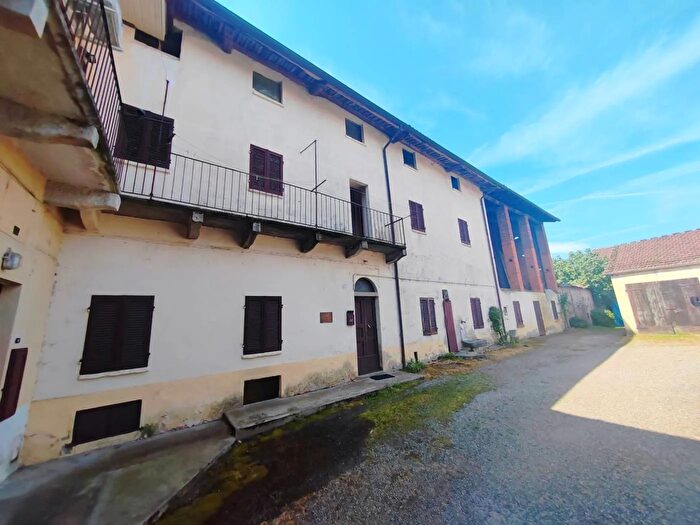 Casa con 6 locali in vendita in Via Umberto Rovasenda, Rovasenda