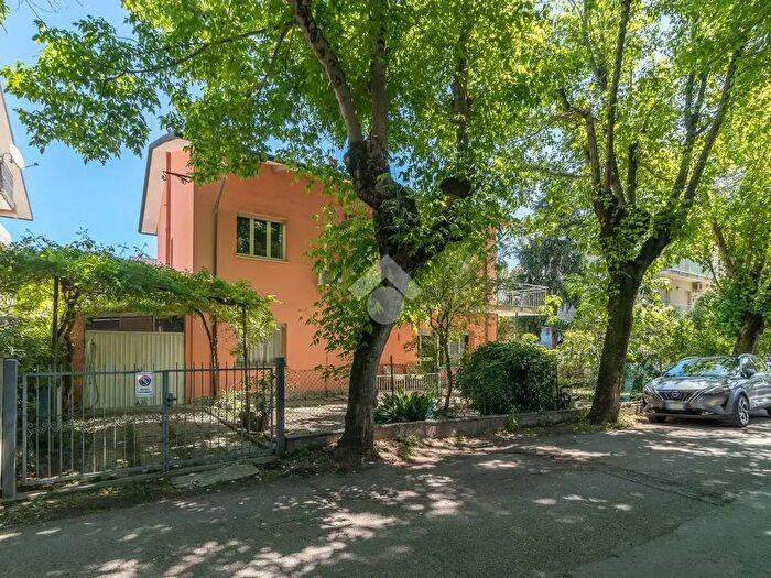 Appartamento con 6 locali in vendita in Via Aspromonte, Cervia