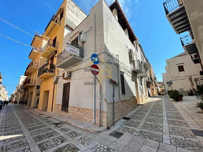 Casa con 6 locali in vendita in Via Giacomo Puccini Via Tenente Giuseppe Buffa, Castellammare Del Golfo