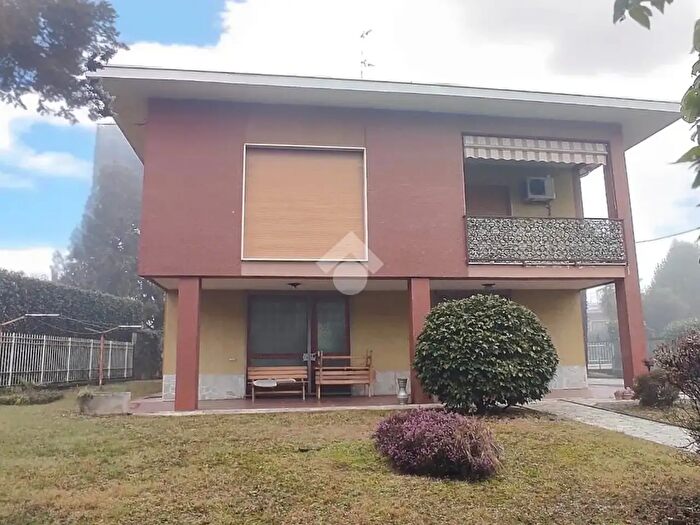 Casa quadrilocale in vendita in Via Santa Maria, Ferno