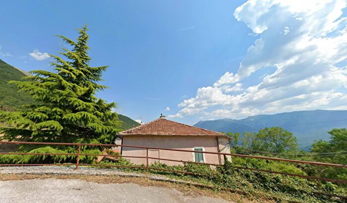 Casa con 7 locali in vendita in Via delle Tre Casette, Civita D'Antino