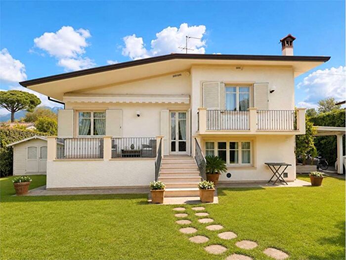 Casa quadrilocale in affitto in Via Provinciale, Caranna, Forte dei Marmi