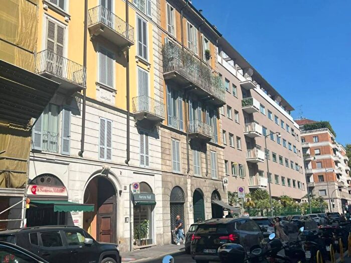 Appartamento trilocale in affitto in Via Montebello, Turati, Milano