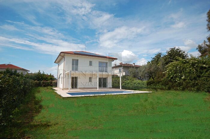 Casa con 9 locali in vendita in Via Calabria, Pietrasanta