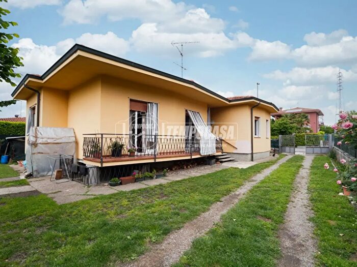 Casa quadrilocale in vendita in Via Giuseppe Mazzini, Cassago Brianza