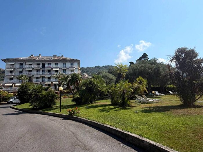 Appartamento trilocale in affitto in Via Eros da Ros, Nervi, Genova
