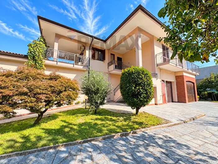 Casa con 6 locali in vendita in Via Cirla, Gravellona Toce